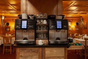 Free daily buffet breakfast - Hotel Jägerhof (Zermatt)