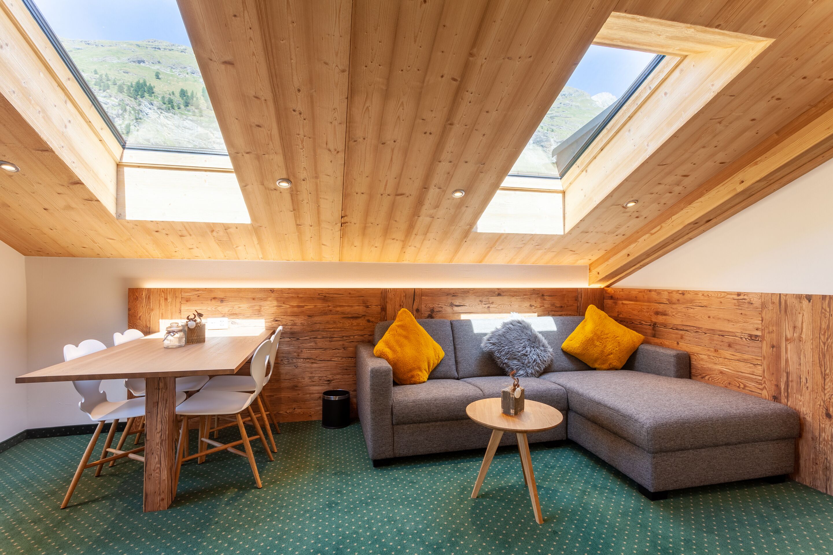 Panoramic-Suite, 4 Schlafzimmer, Nichtraucher, Bergblick | Wohnbereich | Fernseher