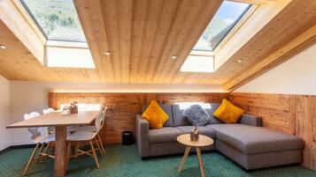Panoramic-Suite, 4 Schlafzimmer, Nichtraucher, Bergblick | Wohnbereich | Fernseher