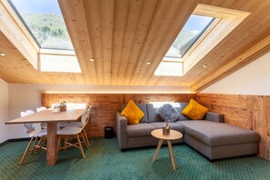 Attica Family Suite with Matterhorn View | Living area