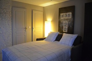 Superior Apartment, 1 Queen Bed | Living area