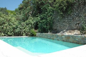 야외 수영장, 폭포 수영장, 09:30 ~ 19:00 오픈, 수영장 파라솔, 일광욕 의자