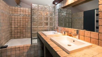 Deluxe Suite, 1 Double Bed | Bathroom | Free toiletries, hair dryer, towels, soap