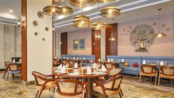 2 restaurants, breakfast served