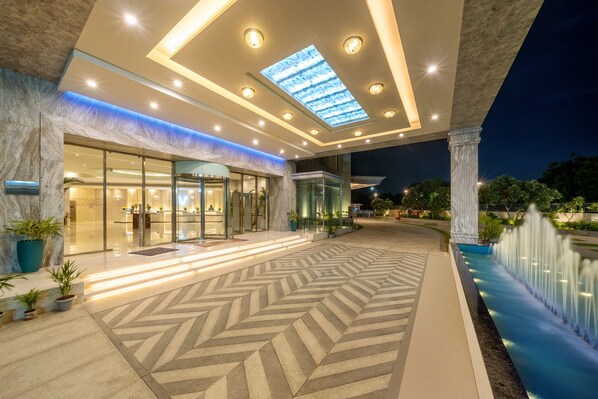 Exterior - Vivanta Ahmedabad SG Highway (Ahmedabad)