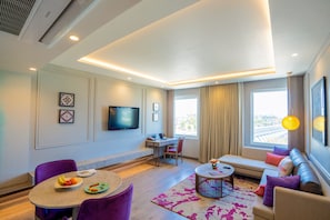 Suite Deluxe | Area soggiorno | Smart TV 42 pollici con canali satellitari, caminetto