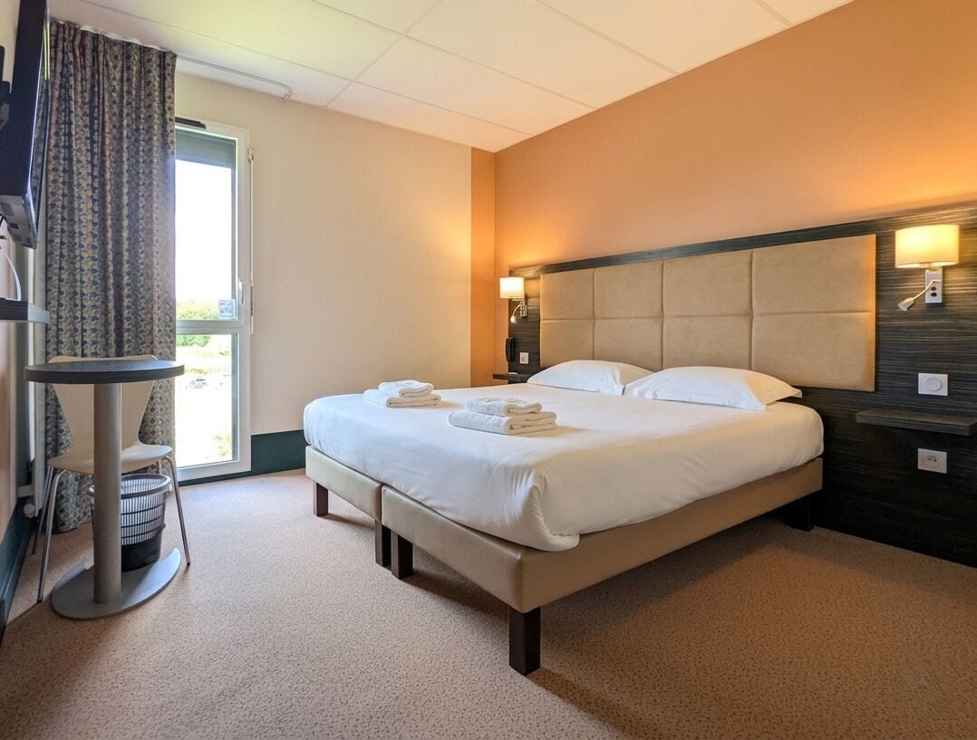 Chambre double ou avec lits jumeaux | 1 chambre, décor unique, bureau, rideaux d’obscurcissement