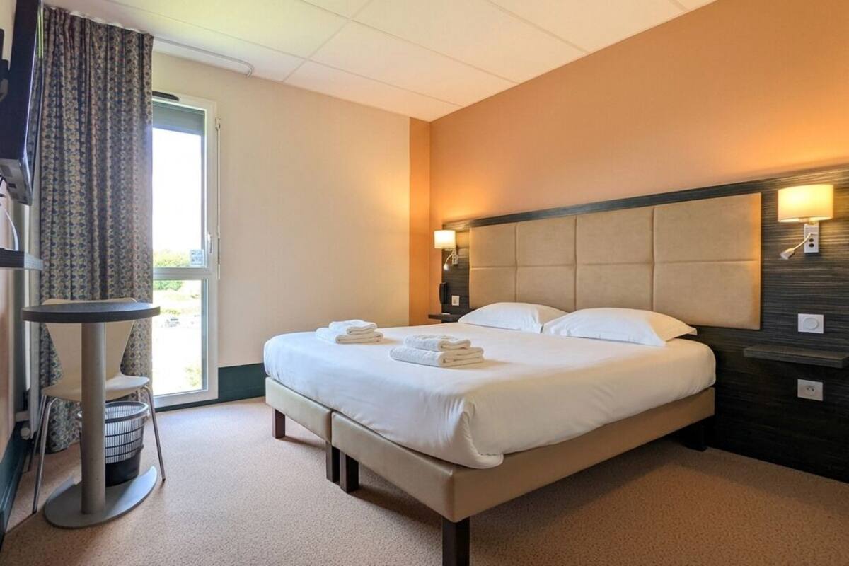 Camera con letto matrimoniale o 2 letti singoli | 1 camera, una scrivania, tende oscuranti, insonorizzazione