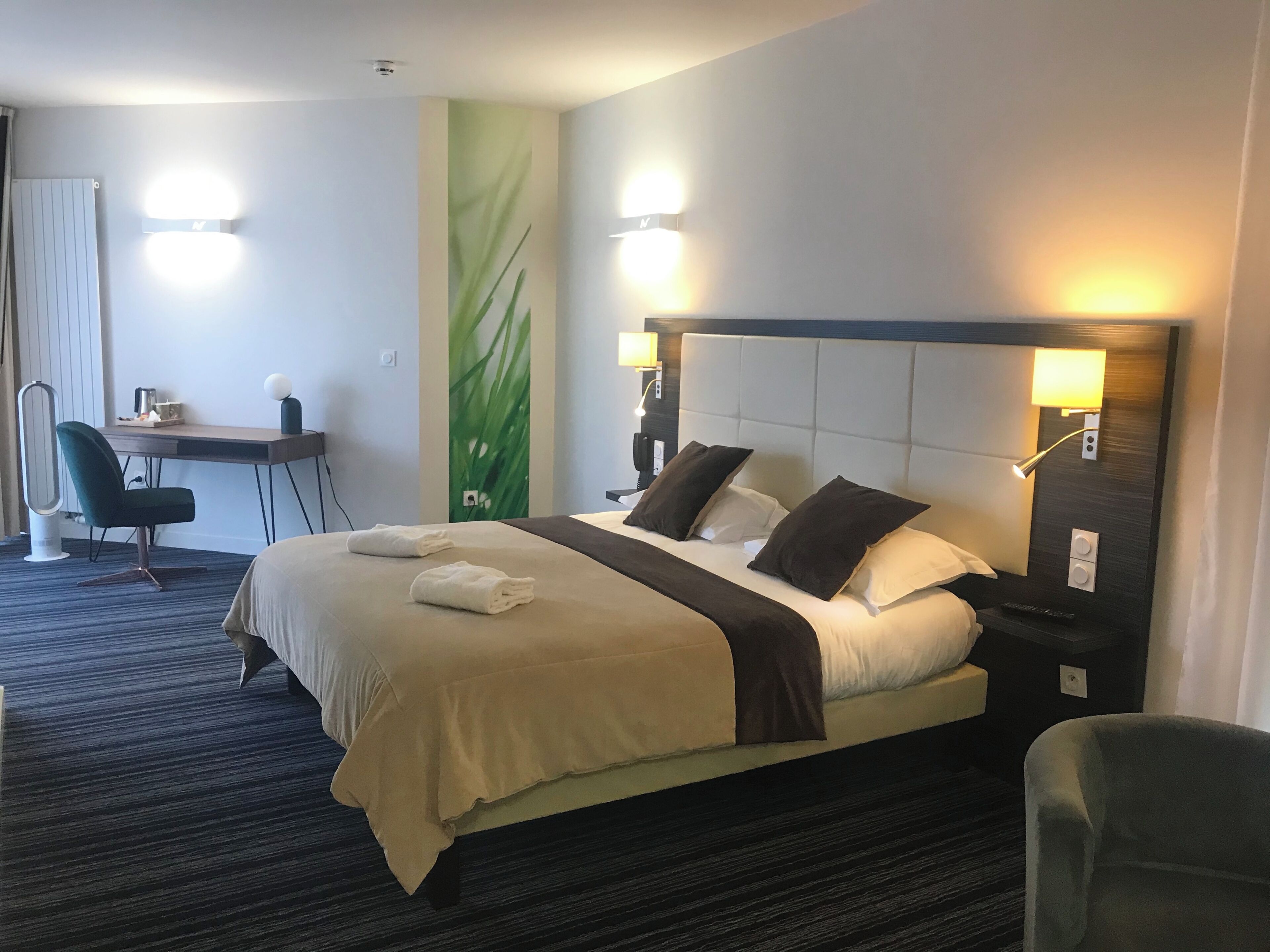 Suite VIP | 1 chambre, décor unique, bureau, rideaux d’obscurcissement
