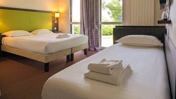 Triple Room | 1 bedroom, individually decorated, desk, blackout curtains