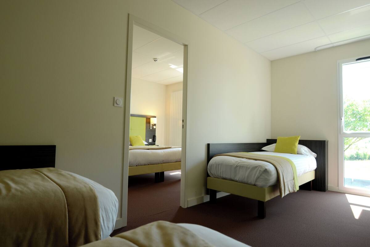 Suite familiare, 2 camere da letto | 1 camera, una scrivania, tende oscuranti, insonorizzazione