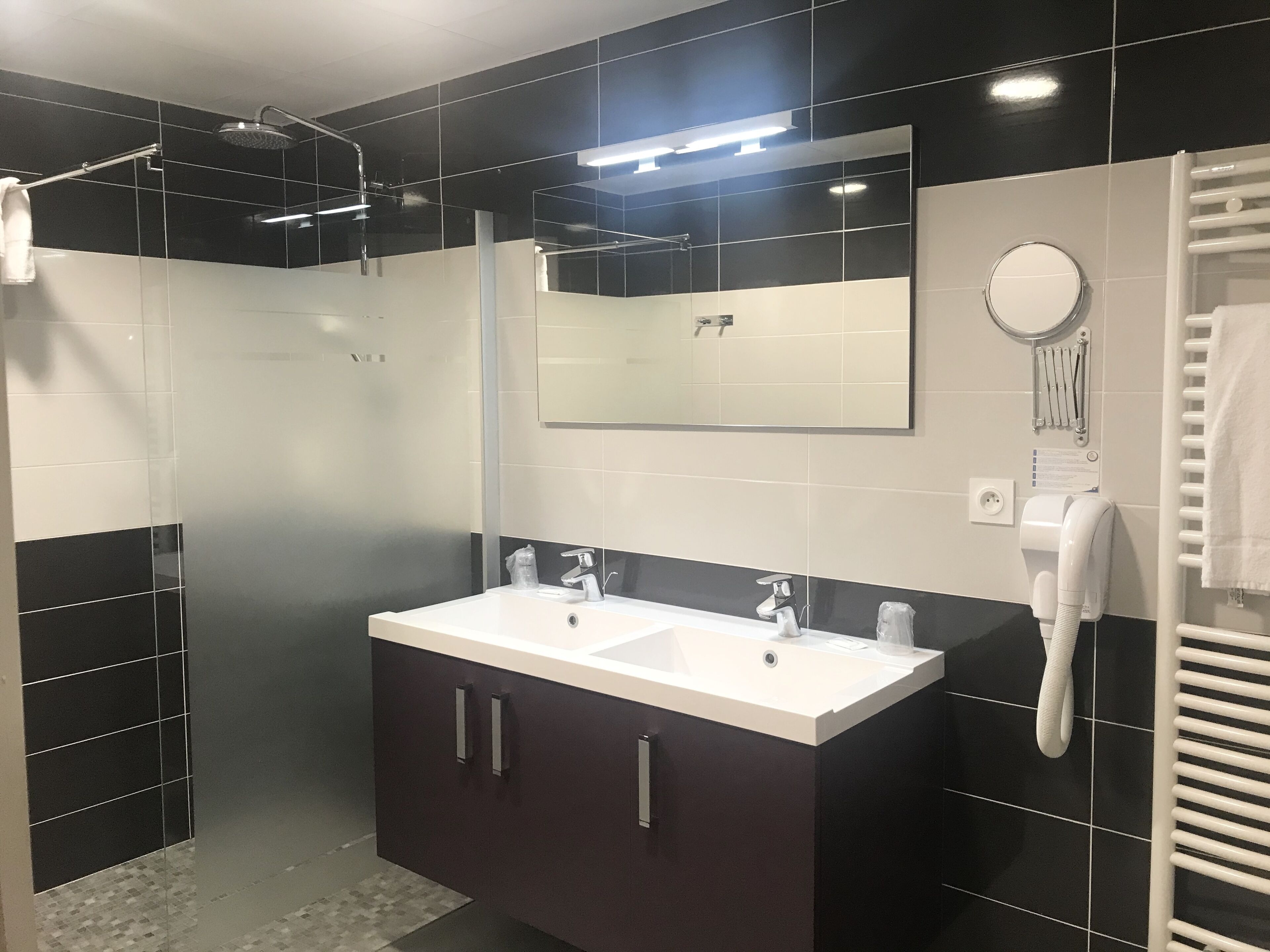 suite vip | bathroom | shower, hair dryer, towels, soap