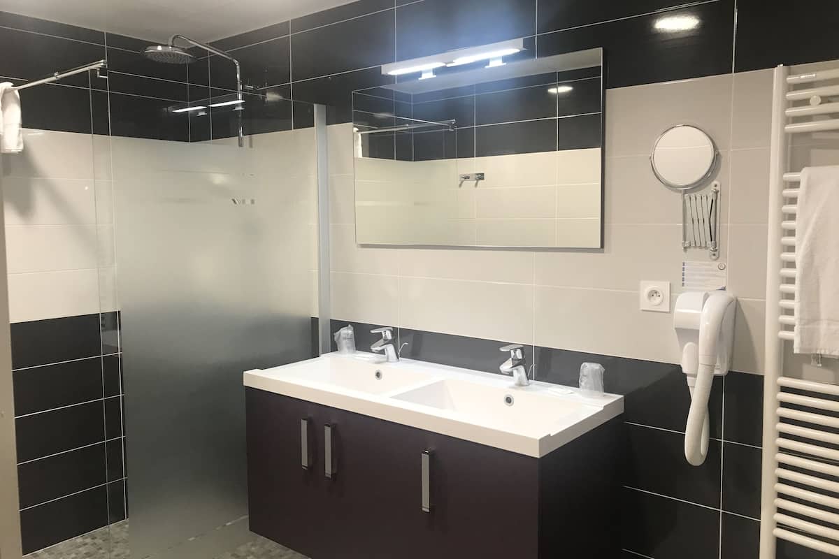 suite vip | bathroom | shower, hair dryer, towels, soap