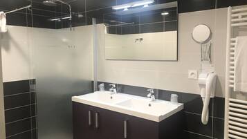 Suite | Bagno | Doccia, asciugacapelli, asciugamani, sapone