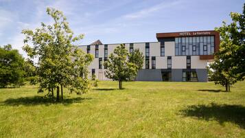 Vista frontal de la propiedad