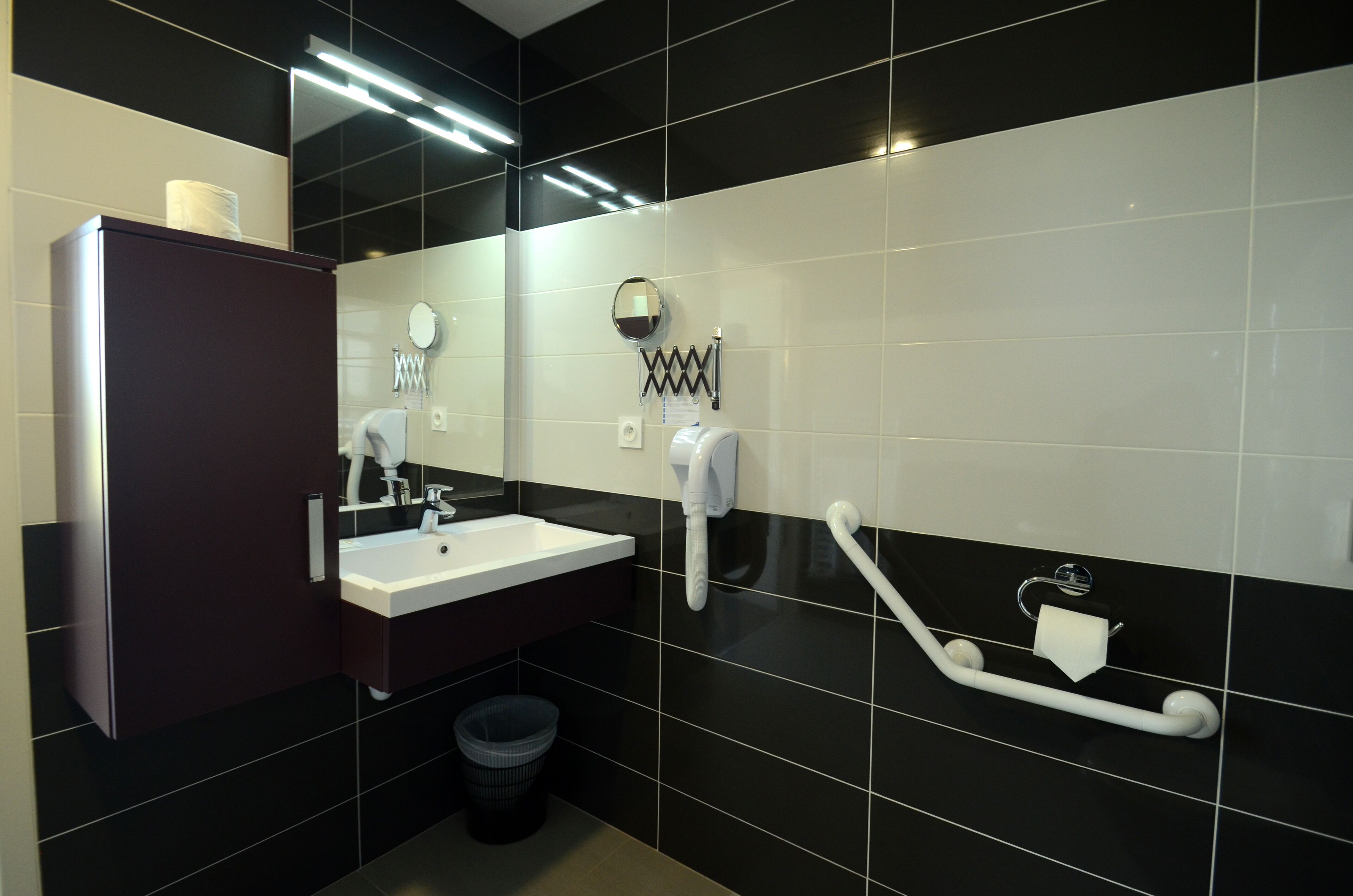 suite avec sauna | bathroom | shower, hair dryer, towels, soap