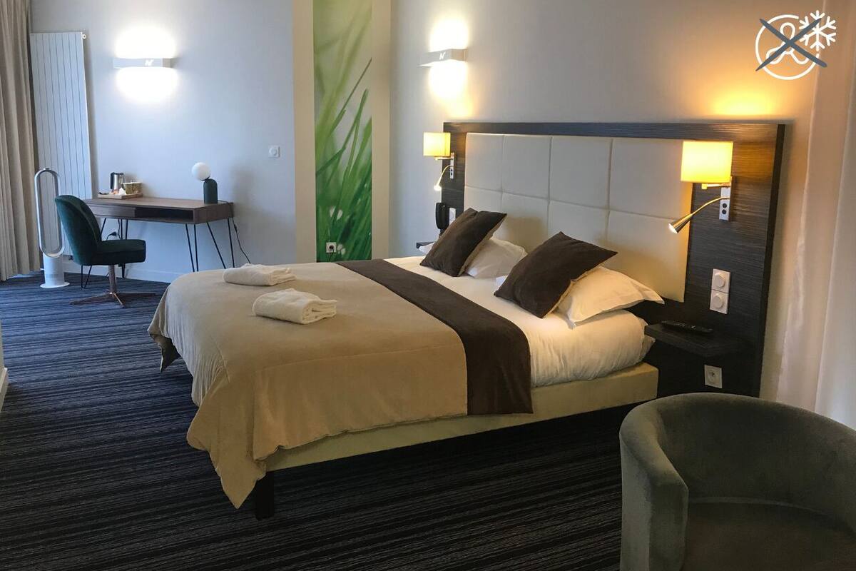 suite vip | 1 bedroom, individually decorated, desk, blackout curtains