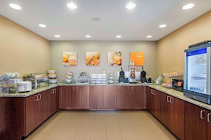 朝食 (ビュッフェ)、毎日提供 (無料)