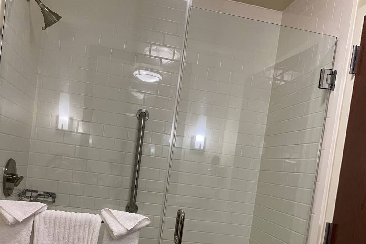 Baño | Tina con regadera, amenidades de baño gratuitas, secadora de cabello