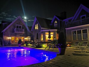 A large house with a swimming pool at night, illuminated by artificial lighting. - Winstead Inn (Harwich)