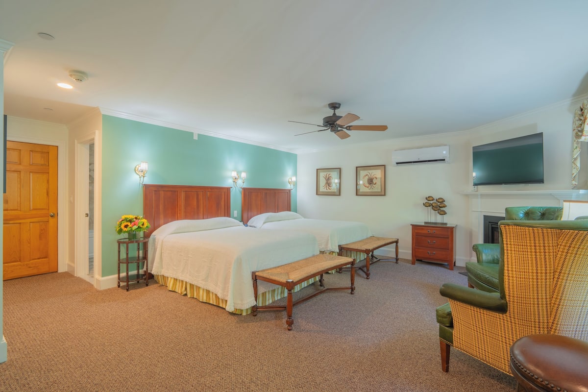 2 Queen Beds, Fireplace