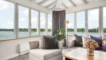 Suite, Harbour View | 1 bedroom, hypo-allergenic bedding, minibar, in-room safe