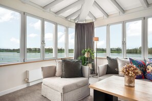 Suite, vista al puerto | Ropa de cama hipoalergénica y minibar