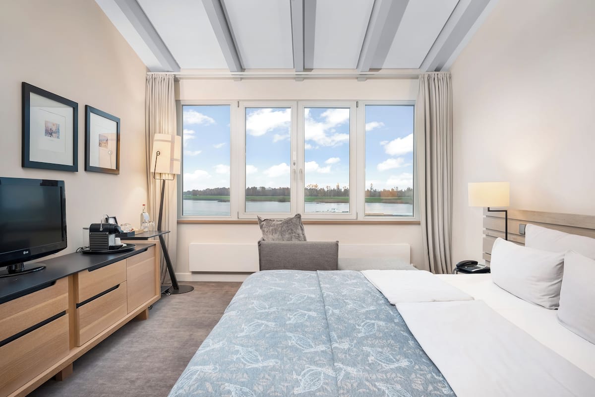 Comfort tweepersoonskamer, uitzicht op rivier | 1 slaapkamer, hypoallergeen beddengoed, een minibar