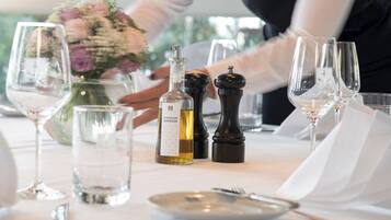 Desayuno buffet (EUR 21.50 por persona)