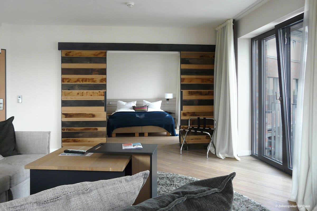 Suite, uitzicht op rivier | 1 slaapkamer, hypoallergeen beddengoed, een minibar