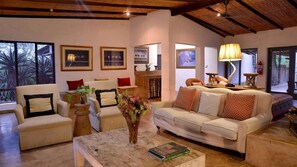 In-room safe, free WiFi, bed sheets - Tala Game Reserve (Camperdown)