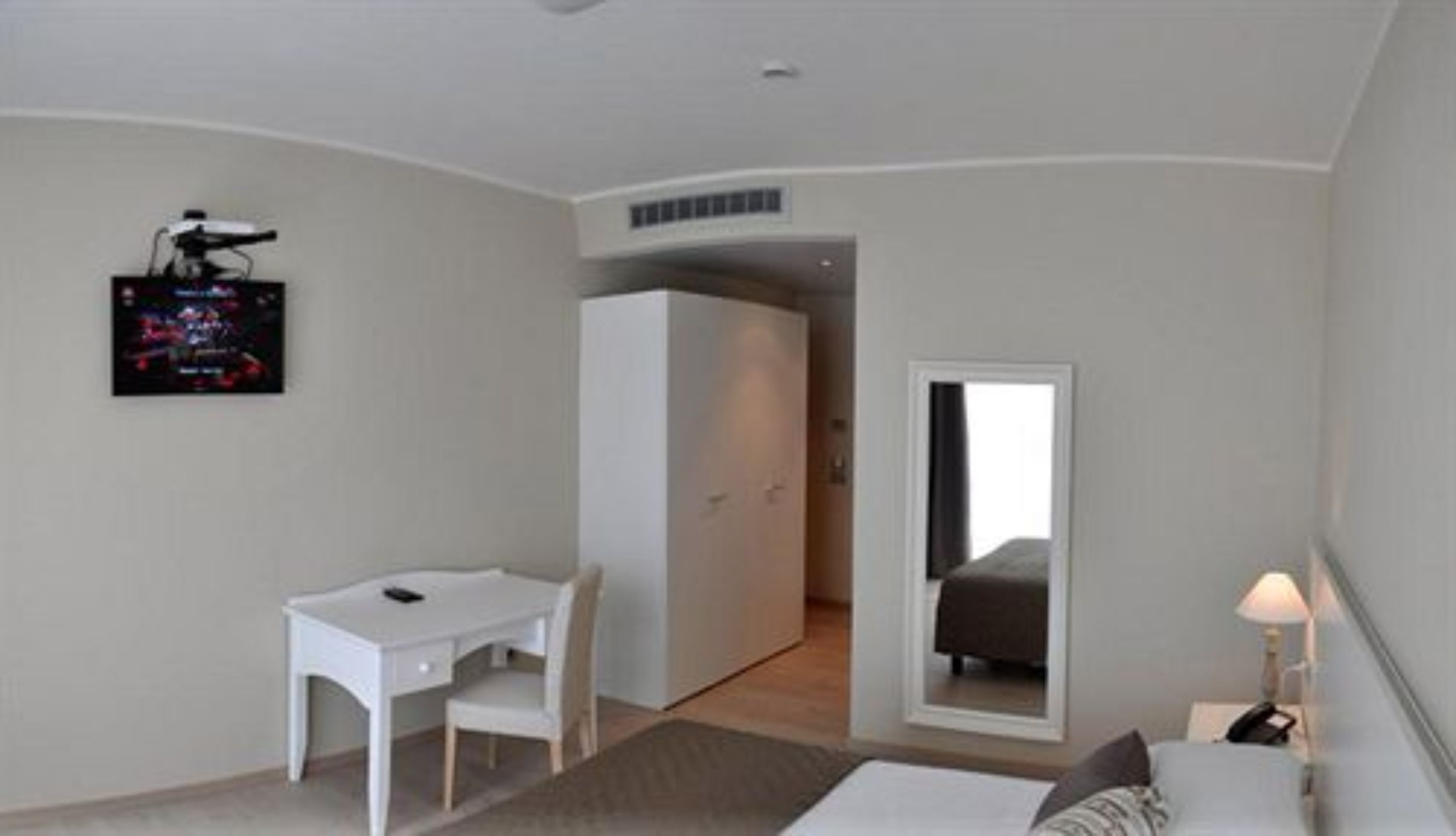 junior suite | minibar, in-room safe, desk, soundproofing