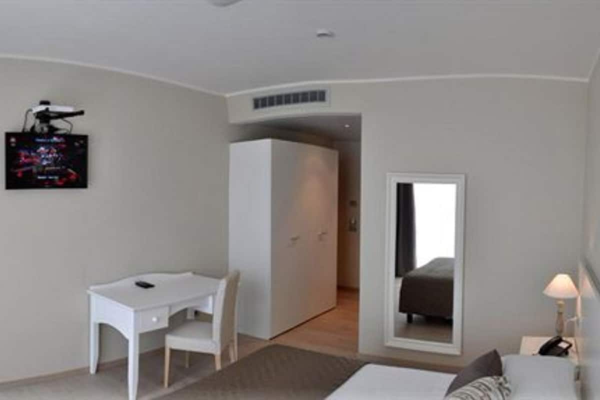 junior suite | minibar, in-room safe, desk, soundproofing