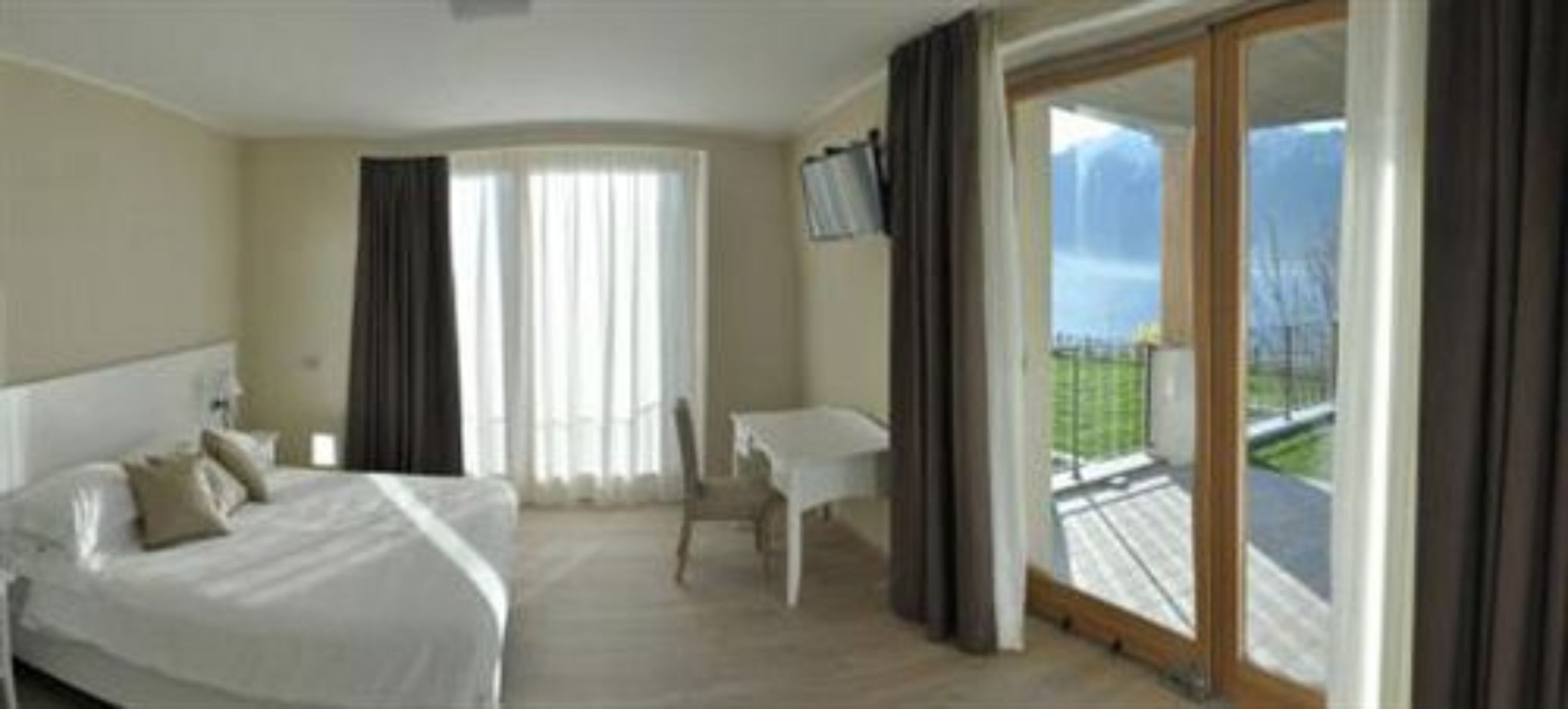 standard double or twin room, partial lake view (laterale) | view from room
