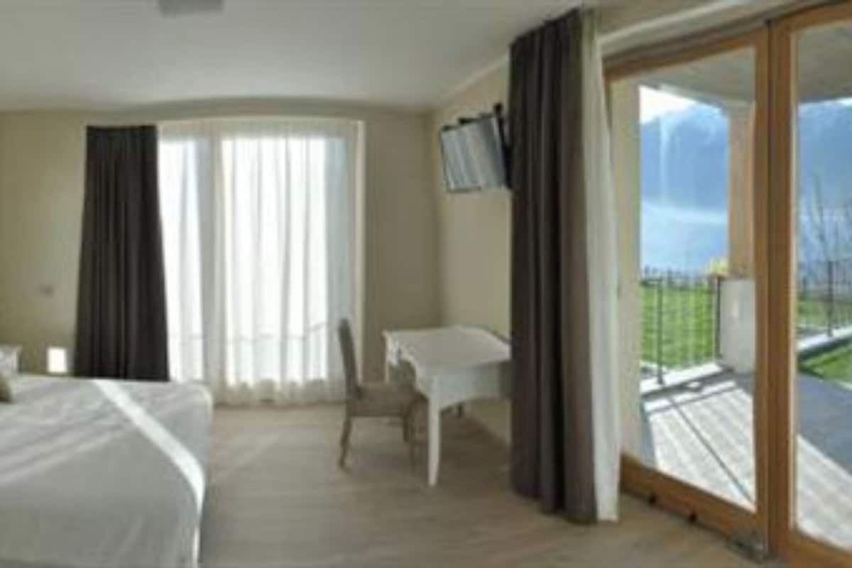 standard double or twin room, partial lake view (laterale) | view from room