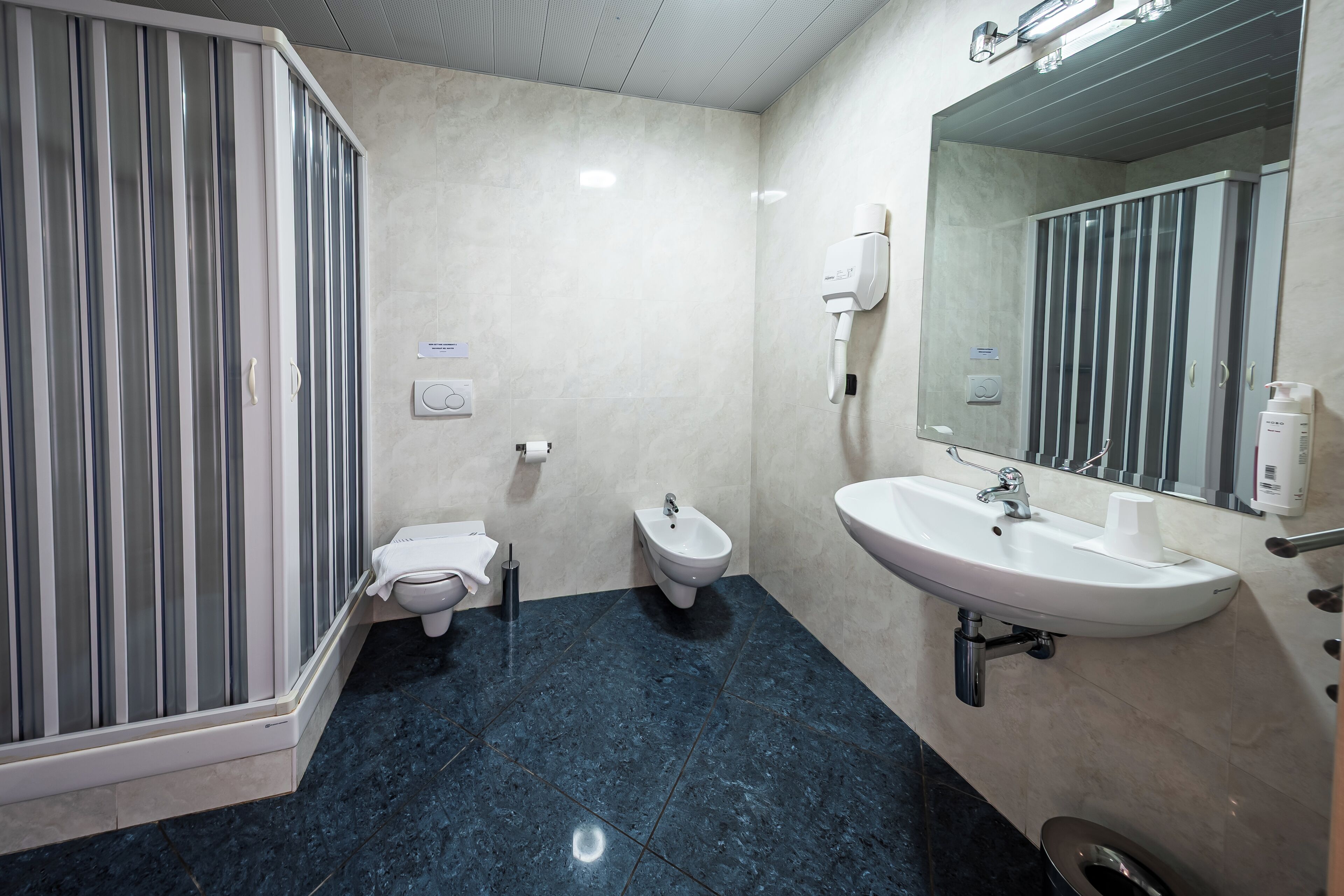 Superior Room (Hotel) | Bathroom | Shower, rainfall showerhead, free toiletries, hair dryer