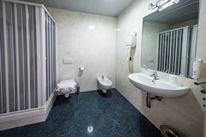 Camera Superior (Hotel) | Bagno | Doccia, soffione a pioggia, set di cortesia gratuito, asciugacapelli