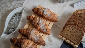 Tägliches einheimisches Frühstück (10 EUR pro Person)