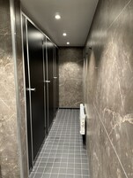 Artículos de tocador gratuitos, secador de pelo, toallas