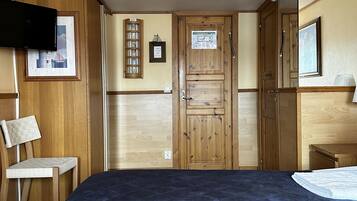 Superior tvåbäddsrum - privat badrum - havsutsikt (Admiral's Cabin) | Värdeförvaringsskåp på rummet, strykjärn/strykbräda och gratis wi-fi