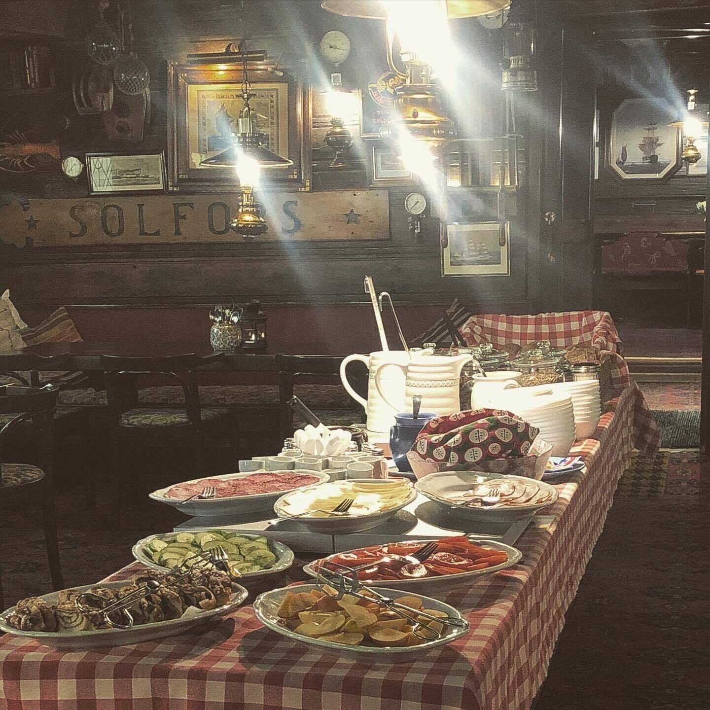 Un buffet proposant divers plats, avec une nappe à carreaux.