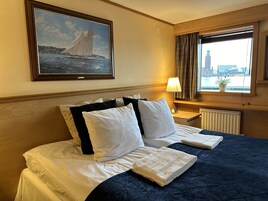 Caja de seguridad en la habitación y tabla de planchar con plancha 