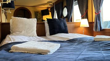Standard-herbergi með tvíbreiðu rúmi - einkabaðherbergi - sjávarsýn (Cabin on boat ) | Öryggishólf í herbergi, straujárn/strauborð, ókeypis þráðlaus nettenging