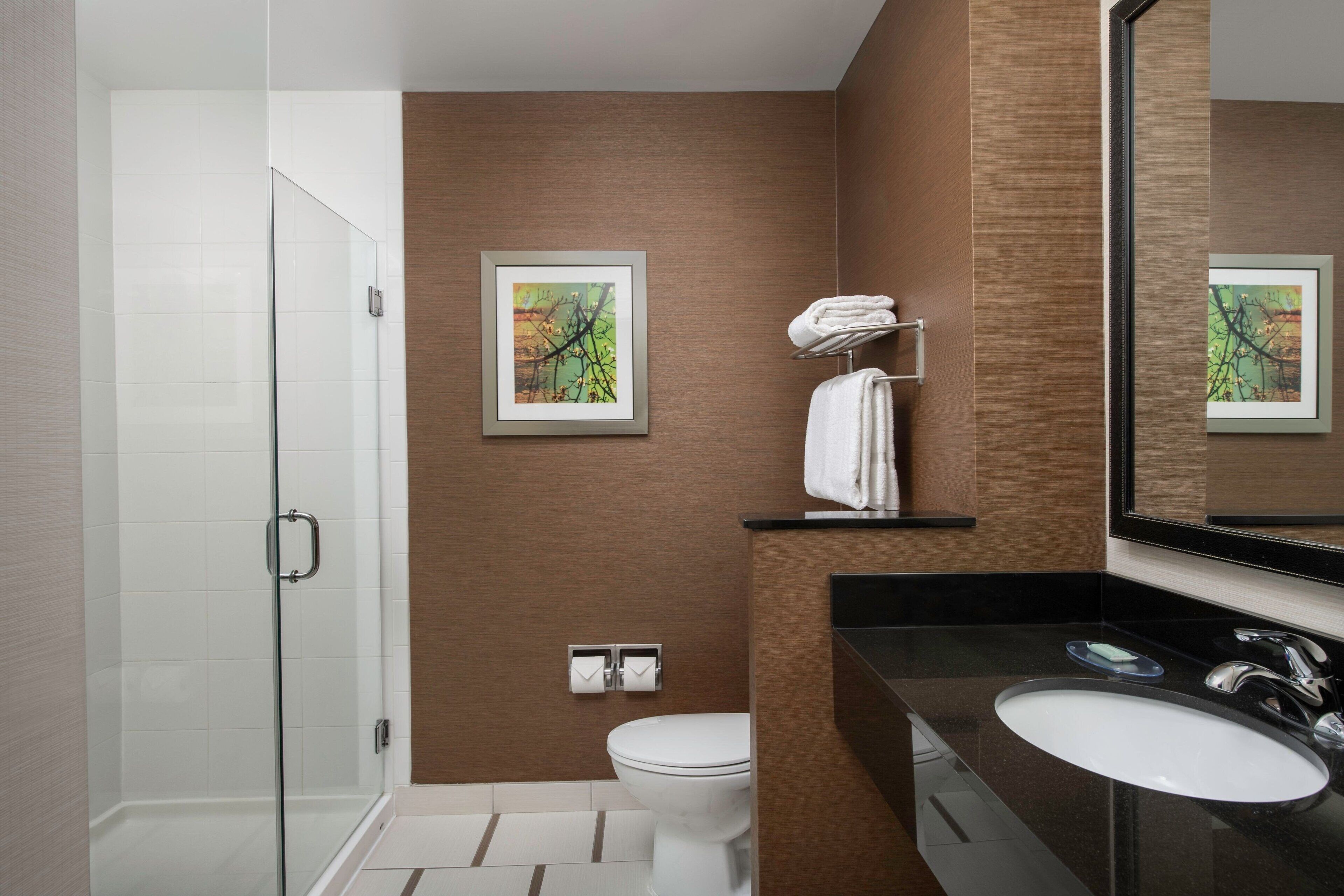 room, 1 king bed | bathroom | combined shower/bathtub, free toiletries, hair dryer, towels