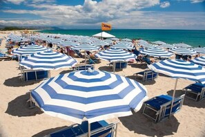Privatstrand, weißer Sandstrand, Liegestühle, Sonnenschirme