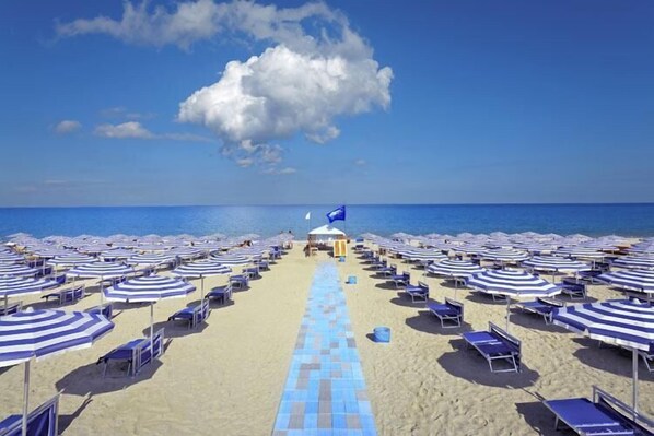 Private beach, white sand, sun loungers, beach umbrellas - Nausicaa Village (Sant'Andrea Apostolo dello Ionio)