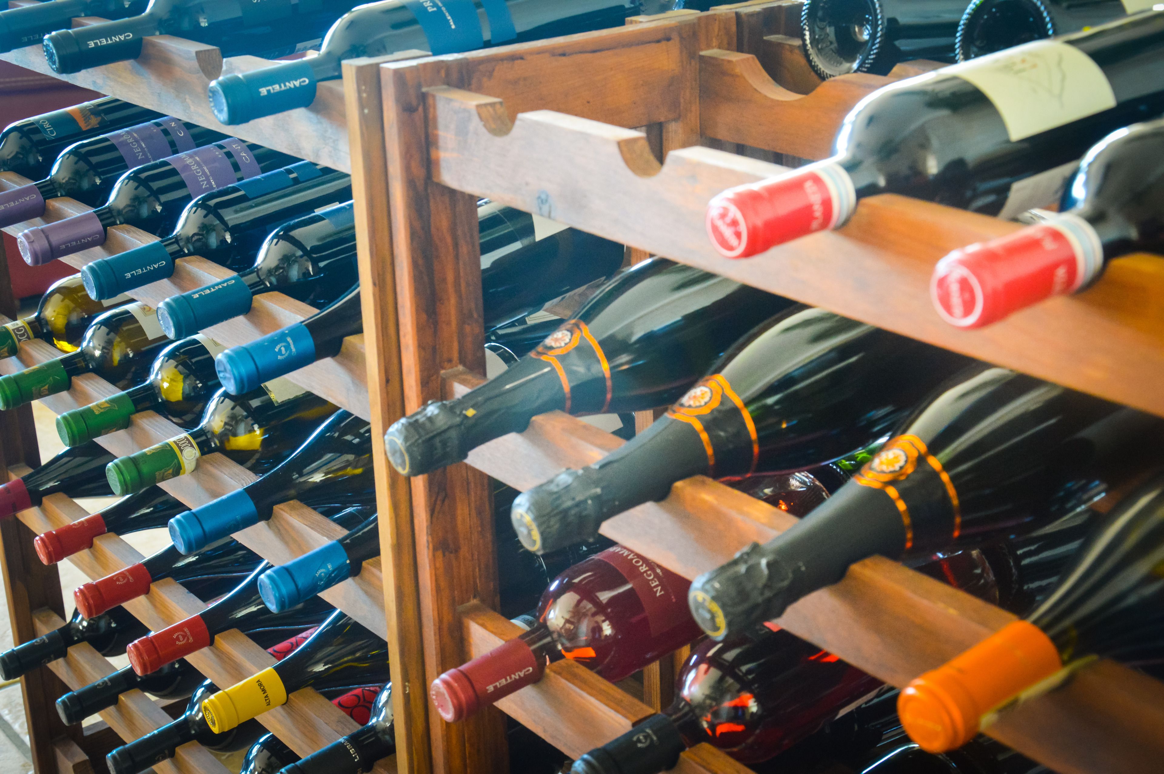 Una botellera con varias botellas de vino.