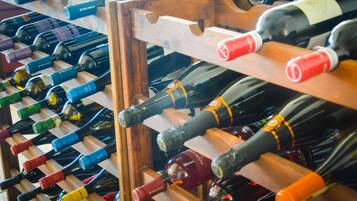 Una botellera con varias botellas de vino.
