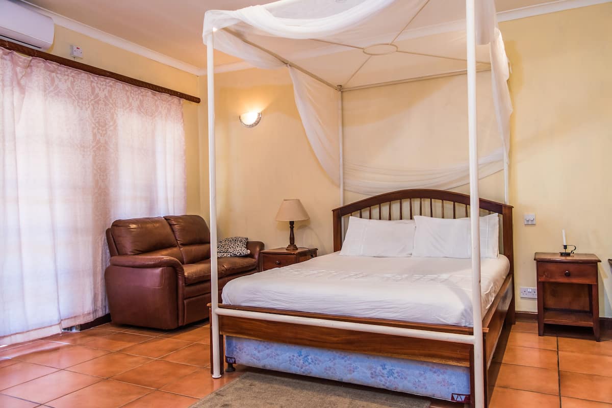 1 Schlafzimmer, hochwertige Bettwaren, Schreibtisch, kostenloses WLAN