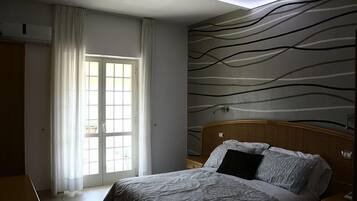 Triple Room | In-room safe, desk, cribs/infant beds, rollaway beds